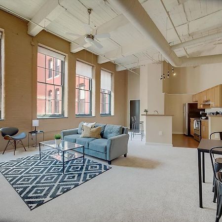 Frontdesk I Sycamore Place Apts Downtown Cincinnati Bilik gambar